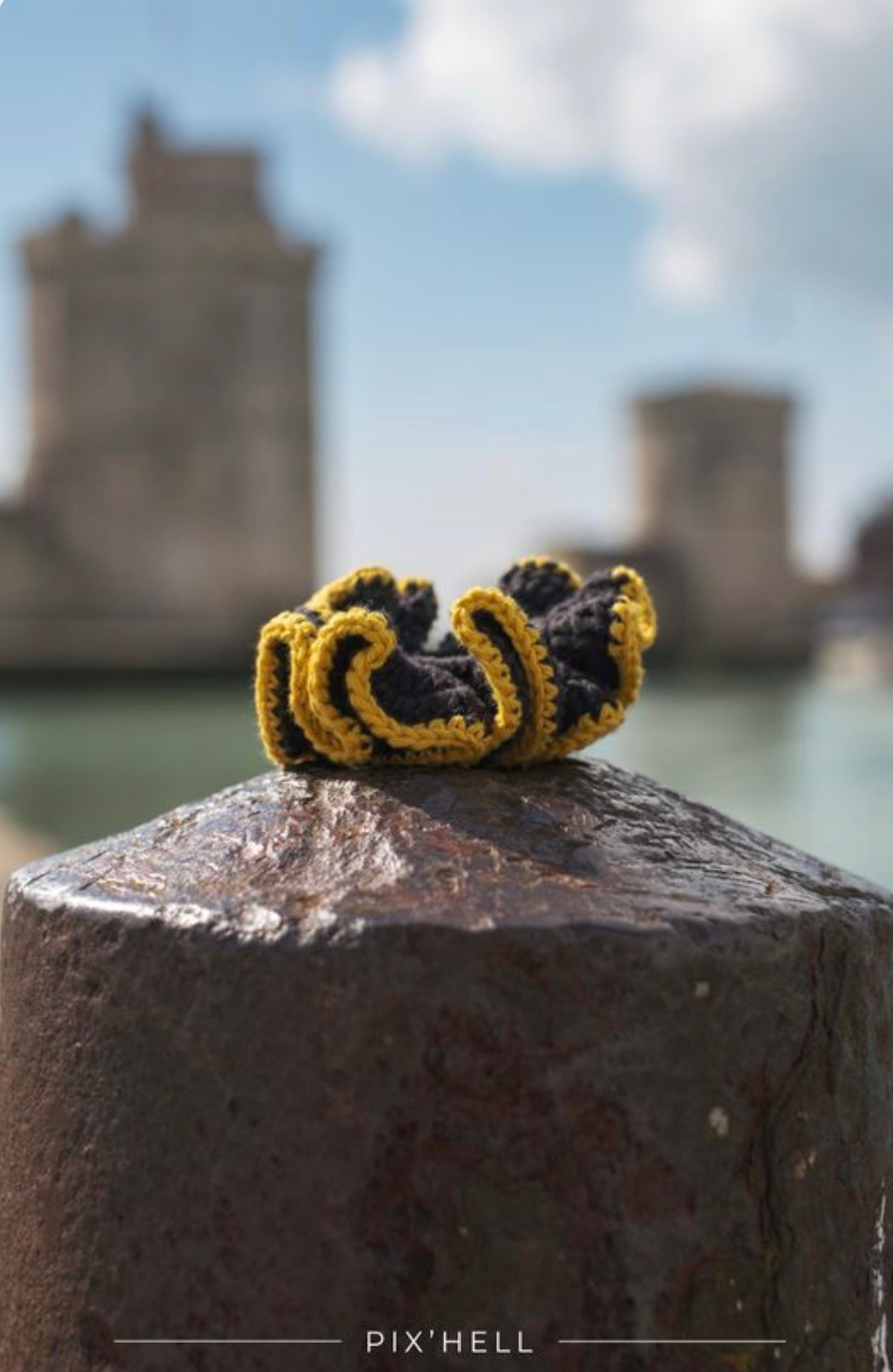 Scrunchie noir et jaune