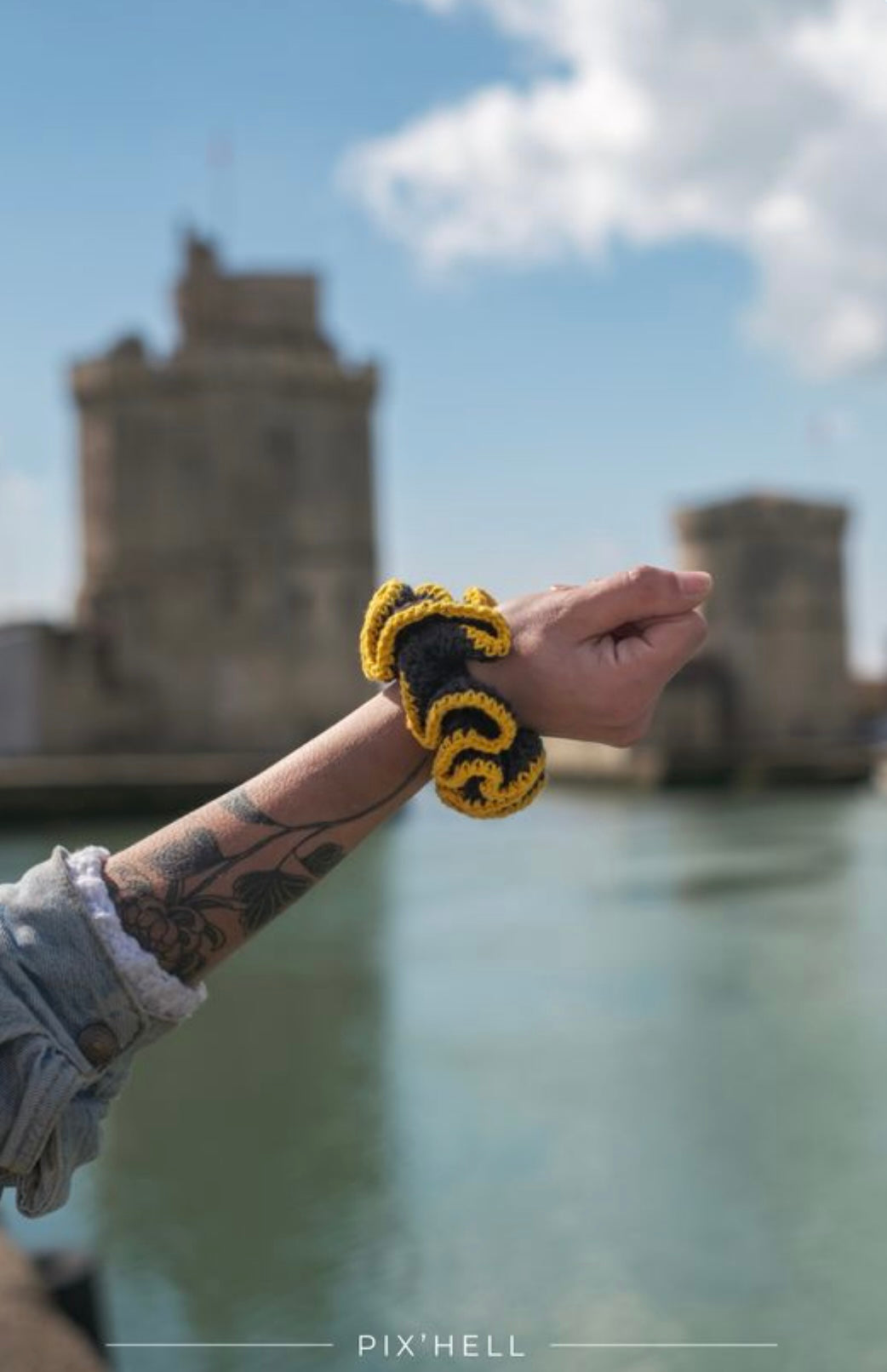 Scrunchie noir et jaune